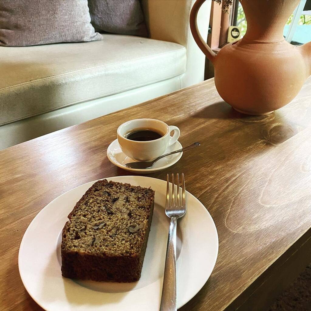 CafeColonMora's tweet photo. Vení a probar nuestro Queque de banano con nuestro café Vista al Valle que tiene una acidez afrutada. Es una combinación perfecta.

Todas nuestras Recetas son originales y elaboradas diariamente de cero, con ingredientes de alta calidad. No utilizamos ningún tipo de pre mezc… https://t.co/UmqWYp6T0z