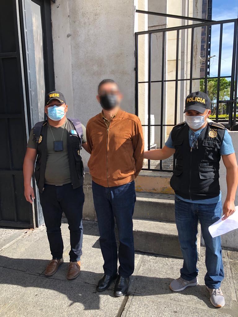 GtLiberal's tweet photo. Mas capturas por caso #Asodefir. @MPguatemala reporta la captura de Eluvia Rutilia Roquel Sitavi, Leonardo Otoniel Delgado Mendez y Julio Roberto Contreras Giorgis, por la posible comisión de los delitos de lavado de dinero u otros activos, estafa propia y asociación ilícita. https://t.co/E9t7vghb9T