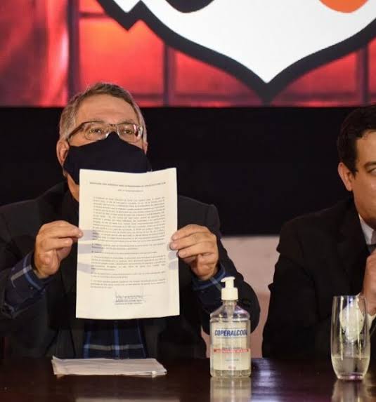 santa_meu's tweet photo. 🚨O Conselho Deliberativo do Santa Cruz decidiu de forma inédita "reprovar" as contas do clube referente ao ano de 2021. Durante reunião nesta quarta-feira (31), as contas foram reprovadas por 97% dos conselheiros presentes.

A decisão final fica a cargo do Executivo. https://t.co/JOulrmUEZk