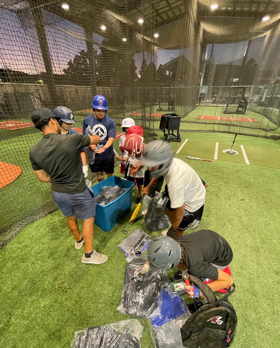 BaseballGangNFT's tweet photo. @fashionfrankbbg and @SkipSeeniTbbg giving a back to school gift for the young ball players at the BBG x LB State Workout! 

Mint a character to help BBG Foundation continue their mission, while joining the coolest baseball NFT community in the 🌎 ! Link in bio to mint! https://t.co/UoAw81vKrv