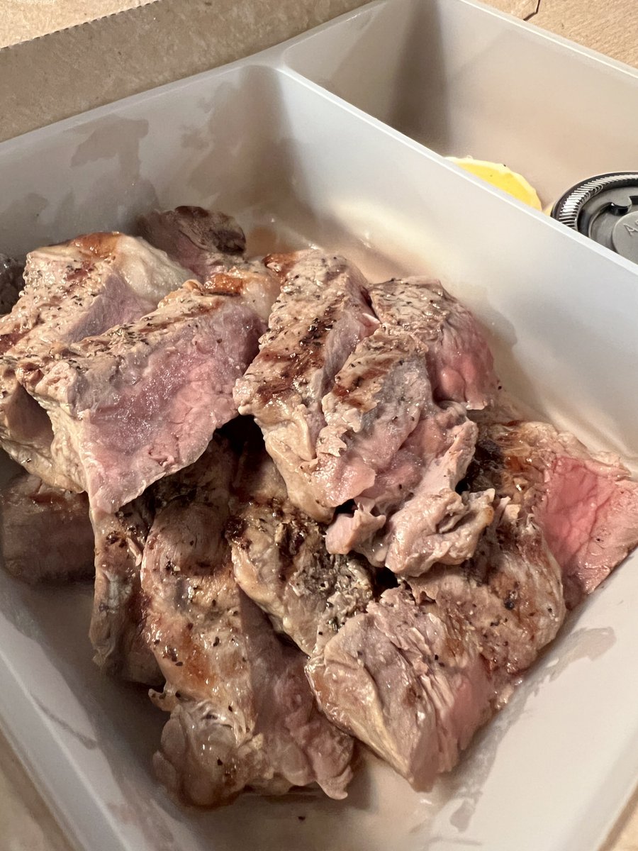 mickeynet028's tweet photo. WDW最後の食事は、ポリネシアンリゾート内にあるコナカフェで持ち帰りしてお部屋でいただきます。
レインボーポキ🍚🐟
ステーキサラダ🥩🥗
どちらもとっても美味しかったー👍
さ、食べたら荷造りしないと...
お迎えは朝の6:20のミアーズコネクト🚌
#MNWDW #WDW #2022Aug https://t.co/POIivH5kTT