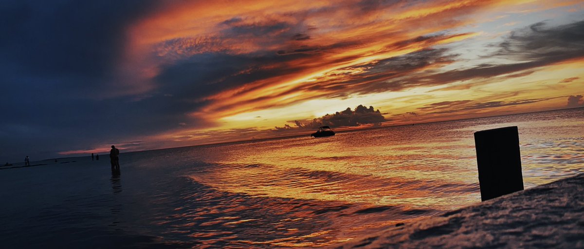 marinroots_'s tweet photo. Un atardecer en Holbox y se te reinicia la vida https://t.co/jDyTJAPvTQ