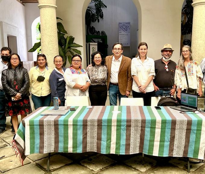 Iturribarria_'s tweet photo. En un ejercicio ciudadano, a invitación del Grupo Política Ambiental de Oaxaca, participamos en un foro abierto a hablar sobre la problemática y retos de la #basura en #Oaxaca https://t.co/TIjF80QxnJ