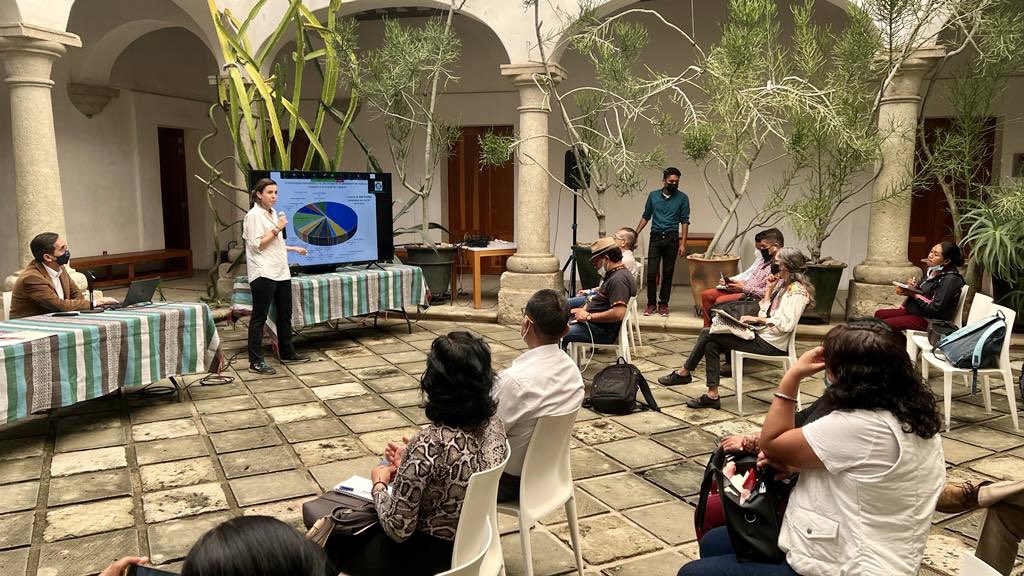 Iturribarria_'s tweet photo. En un ejercicio ciudadano, a invitación del Grupo Política Ambiental de Oaxaca, participamos en un foro abierto a hablar sobre la problemática y retos de la #basura en #Oaxaca https://t.co/TIjF80QxnJ