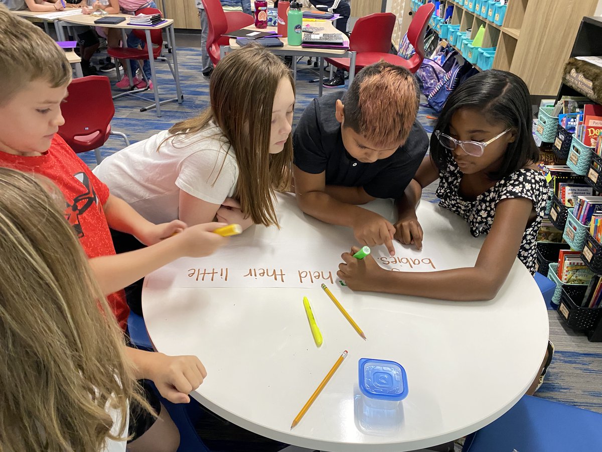 ChapelParkElem's tweet photo. Working hard identifying subjects and predicates in sentences with our houses!
#HPclassroom #TaylorFourthies #CPEistheplacetobe https://t.co/rMxTuPbvSB