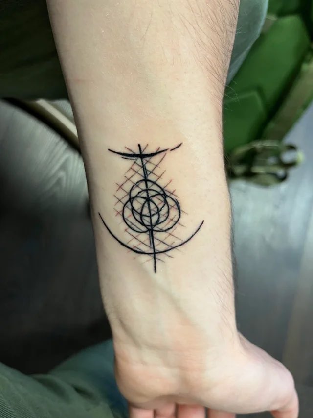 I8Pxc's tweet photo. Definitely gonna be my first tattoo, this game has genuinely blown me away and since buying it 2 - 3 months ago I have around 320 hours and I’ve beaten it 5 times, what a masterpiece #ELDENRING https://t.co/lXIAo6tZKC