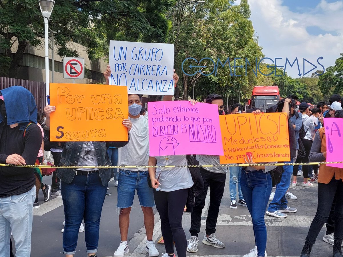 ComencemosMC's tweet photo. #ÚltimoMinuto 

Estudiantes de la Unidad Profesional Interdisciplinaria de Ingeniería y Ciencias Sociales y Administrativas IPN  (UPIICSA) cerraron la Av. Té a la altura del #metrobús Iztacalco.

Seguiremos informando.

#ComencemosInformando
#UPIICSA https://t.co/MG1YYaBmPD