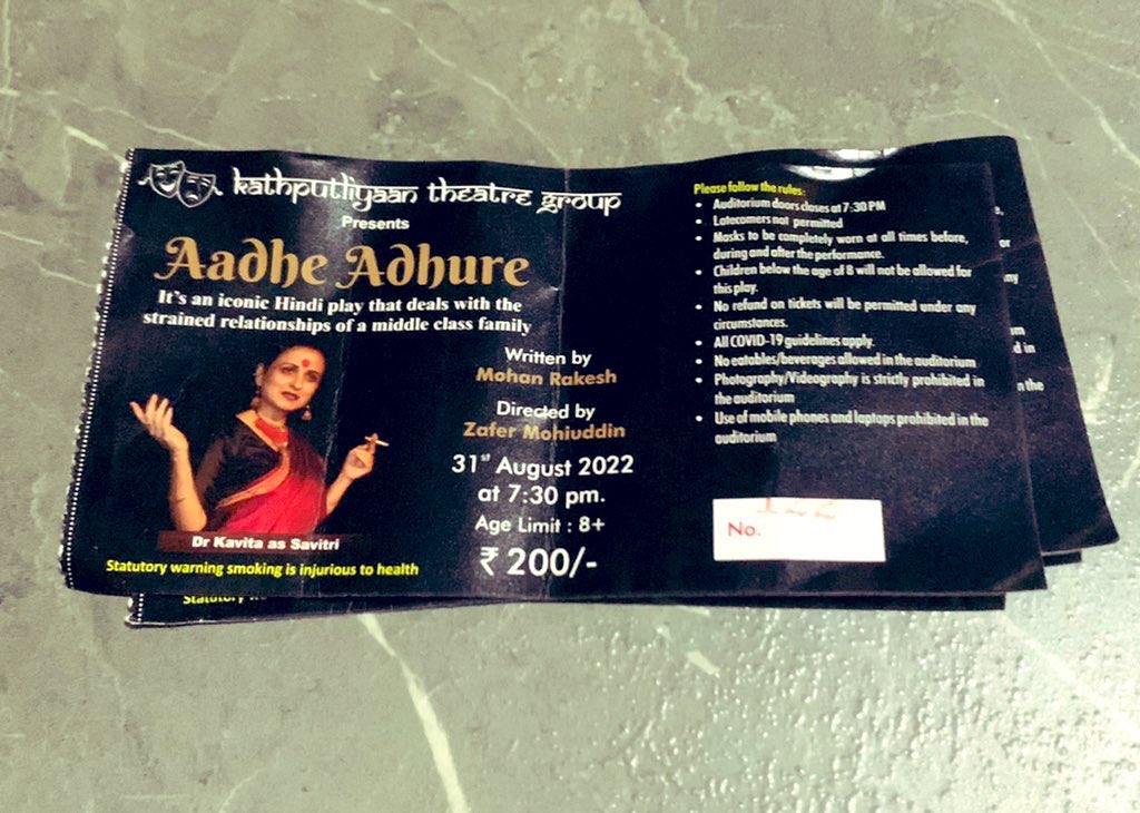 chamatkari_baba's tweet image. Watched a play for the first time ever and it blew my mind.
What a wonderful performance!
A big round of applause to the talented artists.
#AadheAdhure by
#KathputliyaanTheatre group. #Bengaluru 
Take out some time from your busy schedule if you find them performing in your city.