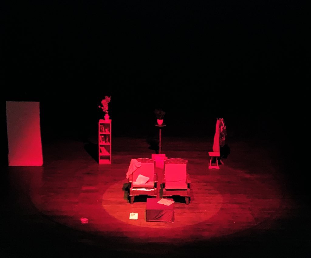 chamatkari_baba's tweet image. Watched a play for the first time ever and it blew my mind.
What a wonderful performance!
A big round of applause to the talented artists.
#AadheAdhure by
#KathputliyaanTheatre group. #Bengaluru 
Take out some time from your busy schedule if you find them performing in your city.