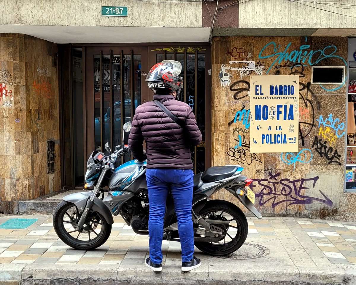 alejandroangel's tweet photo. El barrio no fía a la policía...
#microvidas https://t.co/4eGOaY01zo