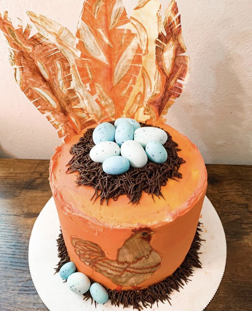kateboss21's tweet photo. As this Mother Hen gets ready to nest into maternity leave…this was the most fitting cake to make! 🐓🪺🪶🐣

#nesting #waferpaper #waferpaperfeathers #ediblemarkers #ediblegoldpaint #chocolatenest #fondanteggs #chickeneggs #speckledeggs #farmfresheggs #wiltoncakes #kateboss https://t.co/LotnPK1YjD