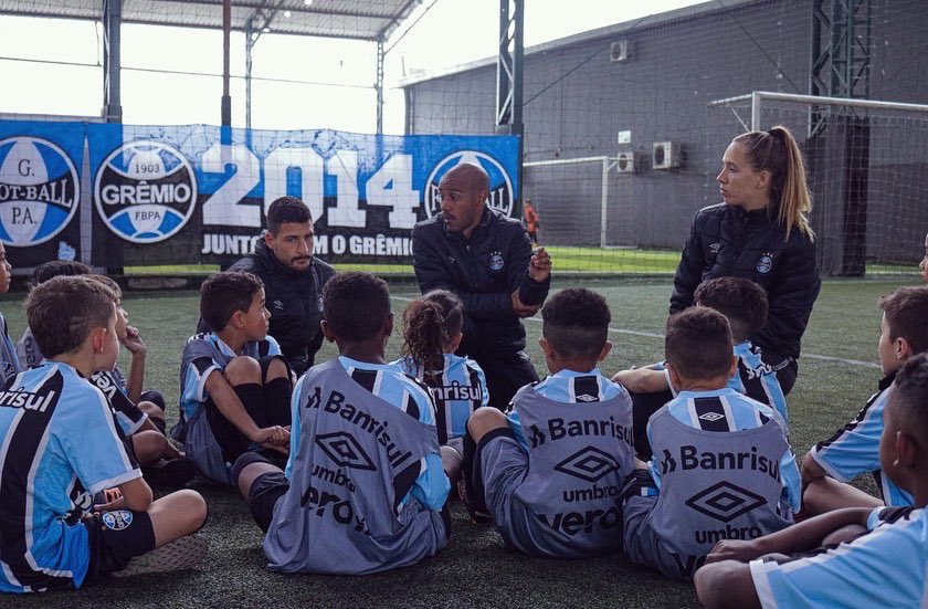 As categorias sub-8 e sub-9, da Área de Formação da Escola, disputaram a 3ª rodada do Gauchão Noligafi. Os gremistas enfrentaram as equipes do São José, Juventude, Juventus e Meninos da Vila. A categoria sub-8 lidera a classificação geral e a sub-9 está na terceira colocação. 🇪🇪
