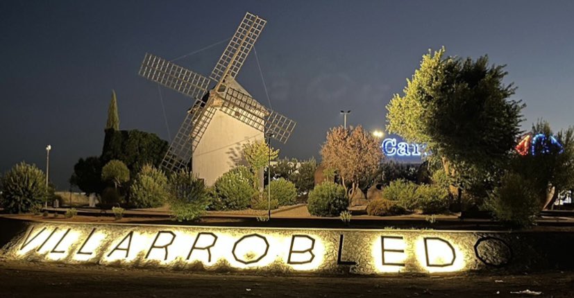 PLVillarrobledo's tweet photo. 🤦‍♂️#Sorprendente
2 días han durado parte de las luces que decoran el nombre de nuestra ciudad a la entrada por la Ctra. San Clemente.
Esto es lo que queremos para #Villarrobledo?
Si nos puedes ayudar a localizar a los autores, contacta con nosotros!
#SeCívico #Colaboración https://t.co/pkdV6cPRIR