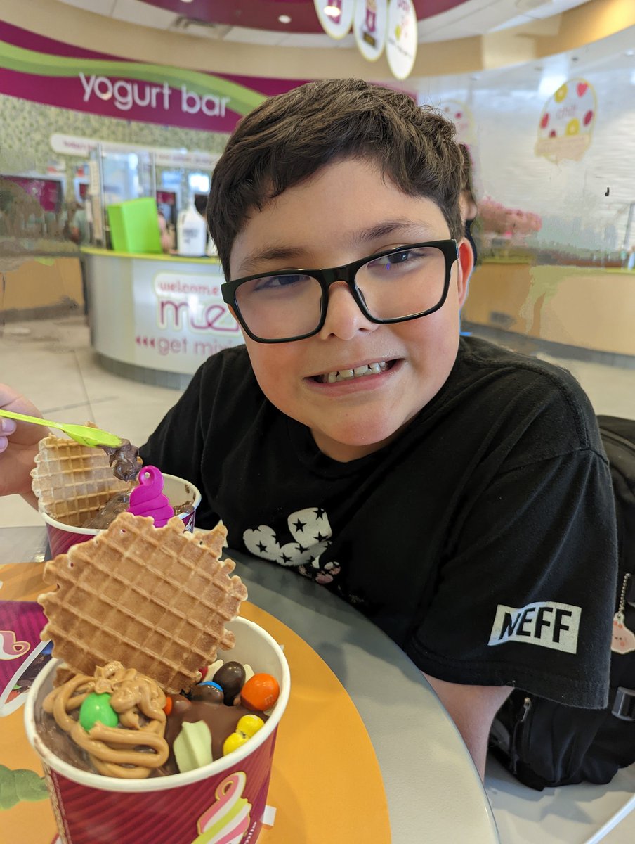 MSandoval013's tweet photo. Deliciously supporting @DorothyGrantIA 
It's a nice treat on this hot day! 

#dorothygrant #dgia #support #school #growingman #sweettreat https://t.co/GXGXYXXLkq