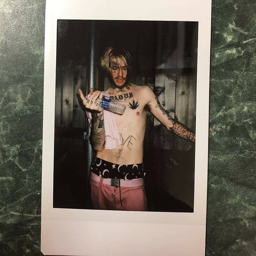 Lil Peep с голым торсом