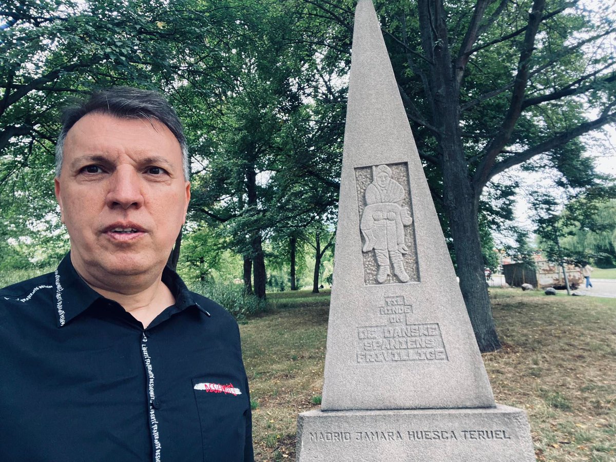He visitado en Copenhague el monumento a los voluntarios daneses que vinieron a España a defender la democracia contra el franquismo.Está en un espacio relevante junto a otras referencias contra las dictaduras. Aquí seguimos discutiendo si retiramos o no los símbolos franquistas.