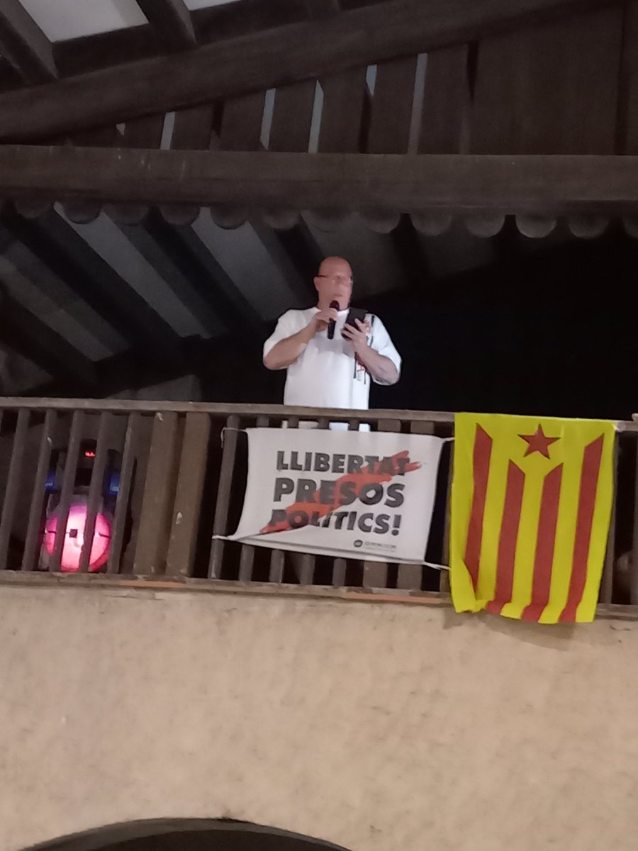 elaia1970's tweet photo. I el bo d' en @japelfort n'ha fet un bon recitat!
Visca l'@ateneuartes i la #FMAArtés2022!
Demà més i millor!
😊👊✊️🍻 https://t.co/BmtHELkWg8