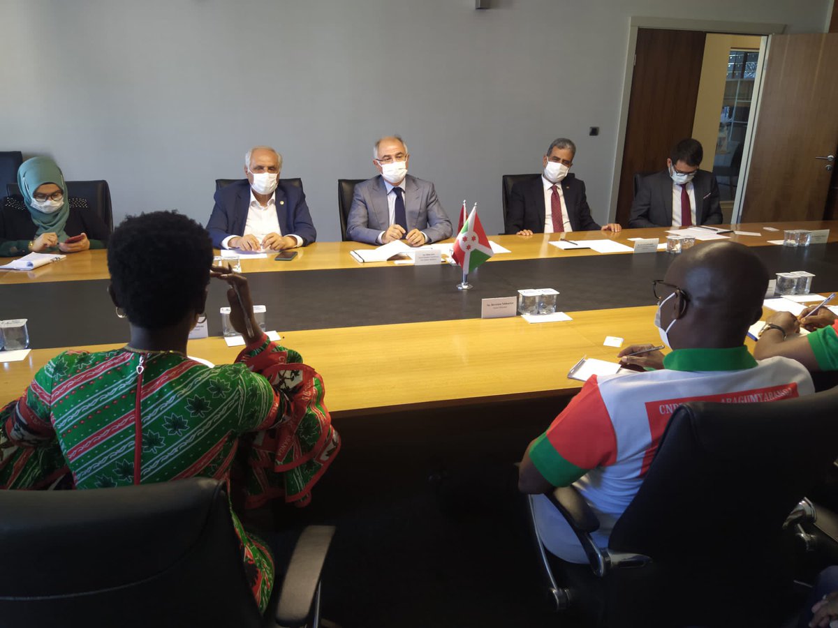Hon <a href="/R_Ndikuriyo/">Ndikuriyo Révérien</a> a invité l'<a href="/Akparti/">AK Parti</a> à venir visiter le <a href="/CnddFdd/">CNDD-FDD</a> et envoyer ses  délégués aux festivités du Parti. Invitations qui ont rencontré l’approbation de ce haut cadre du Parti turc au pouvoir en vue de raffermir les relations fraternelles qui existent entre les 2 Partis.