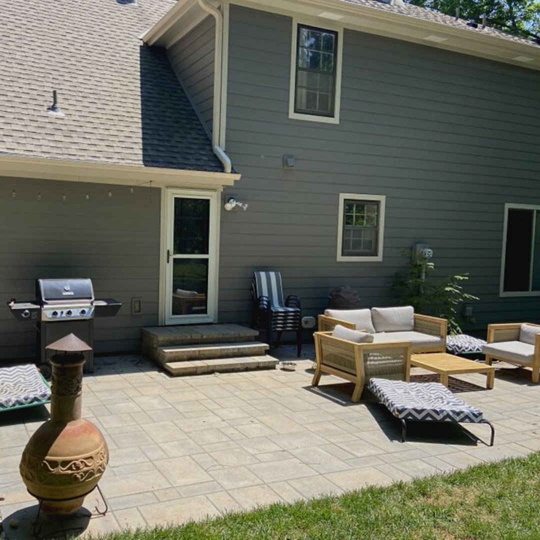 Transforming backyards into attractive outdoor entertainment areas is the Heinen hardscape team's specialty! Check out the full story of this @techobloc patio transformation here → bit.ly/2ZpOtz5 #PatioSeason #KCHardscapes