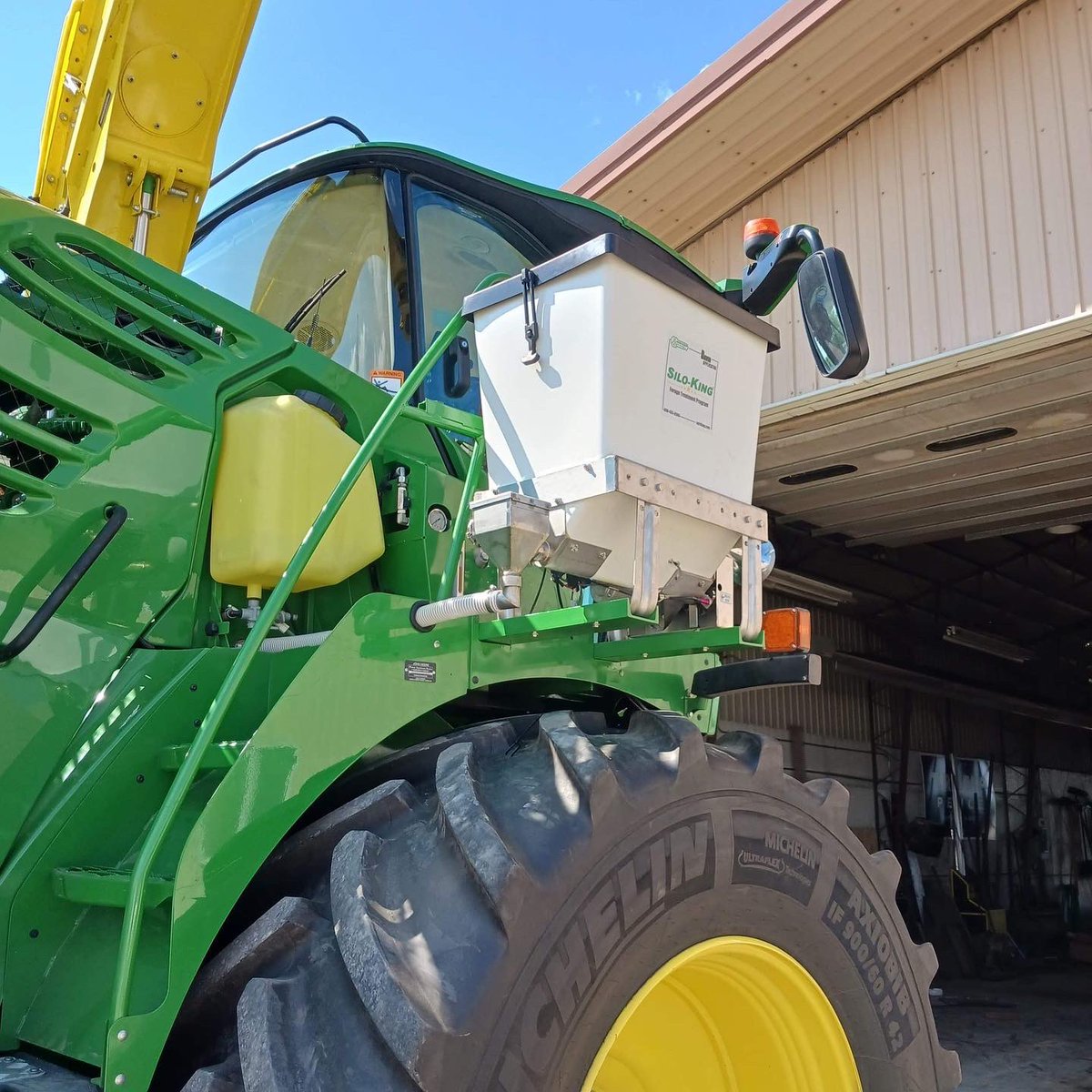 AgriKingInc's tweet image. Another applicator installed and ready to go! How is your summer wrapping up?

#HappyWednesday #FromTheField #SiloKing