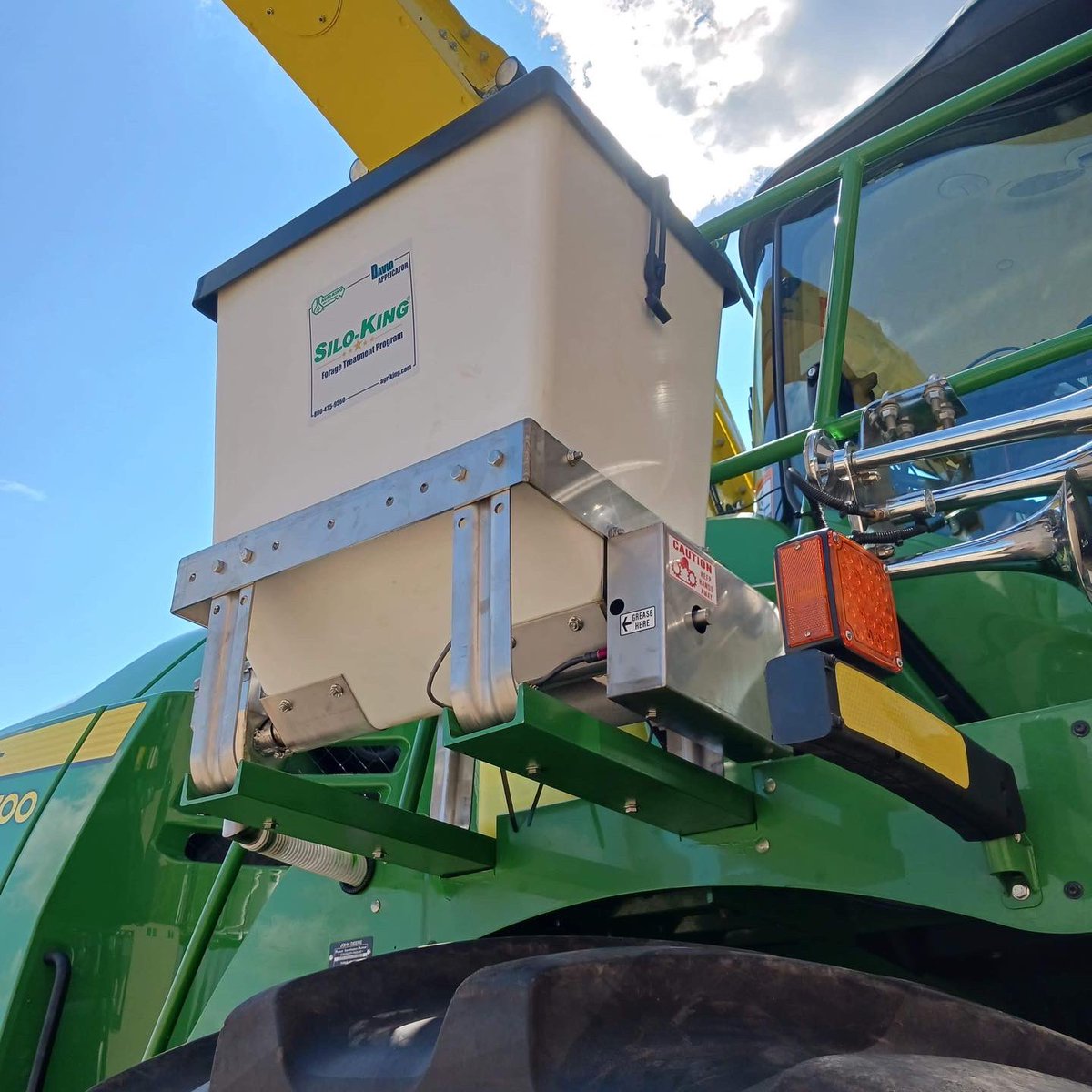 AgriKingInc's tweet image. Another applicator installed and ready to go! How is your summer wrapping up?

#HappyWednesday #FromTheField #SiloKing
