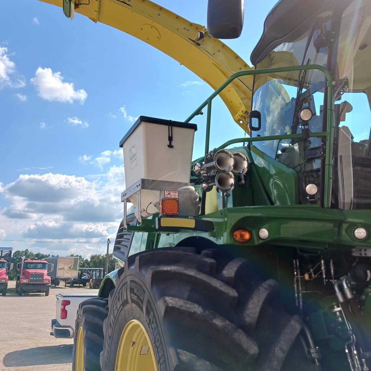AgriKingInc's tweet image. Another applicator installed and ready to go! How is your summer wrapping up?

#HappyWednesday #FromTheField #SiloKing