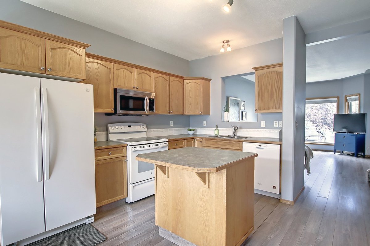 Michell2Sell's tweet image. Coming Soon!!  FOUR bdrm/ THREE bath townhouse.  NO condo fees!!  $279,900  #Michelle2Sell @CityofRedDeer