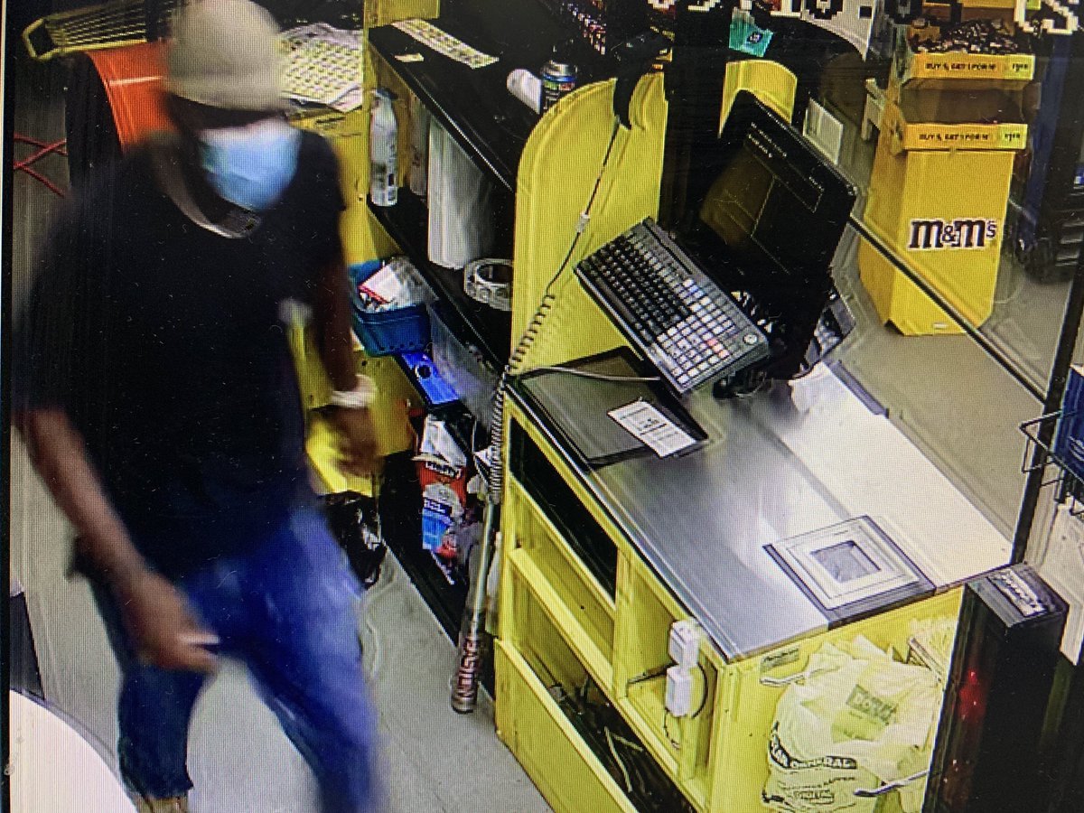 JacksonMSPolice's tweet photo. #JPD needs help identifying this male wanted after robbing the Dollar General in the 3100 block of Northside Dr. just after 10am, and fleeing with cash. Anyone with info, contact #CrimeStoppers at 601-355-TIPS(8477). #CashforClues  #JPDWanted https://t.co/ea5DyOfdJS