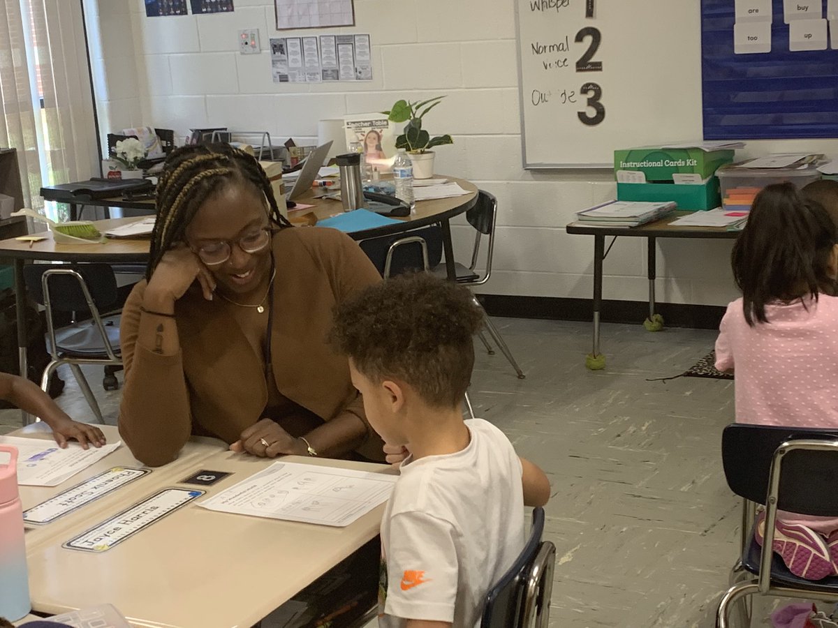 Sarbarnett's tweet photo. Students @FLE_HCS were using all parts of the writing process—studying mentor texts, generating ideas, revising, editing, and more! #BuildingPowerfulWriters @ELA_HCS #FlippenFabulous https://t.co/y7gZTGHt0f