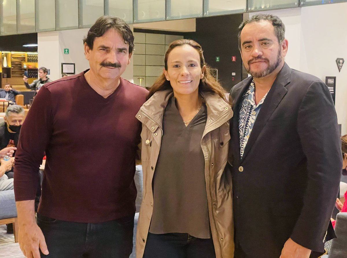 Pilarlozanomd's tweet photo. La causa nos une! Año 2000 comencé a trabajar en Presidencia, en la Oficina Presidencial para Mexicanos en el Exterior, (ahora @IME_SRE) más de 20 años de conocer y admirar a mis amigos @Efrainjim y Lupe Gómez. Incansables luchadores por los mexicanos en el exterior. Gracias 🙏 https://t.co/0j123WBK5u
