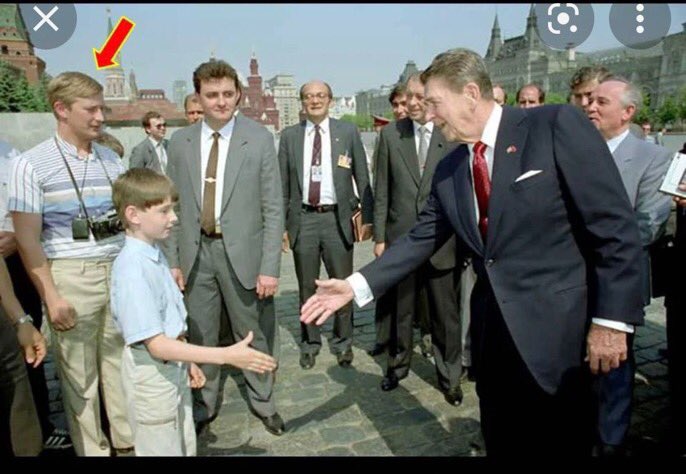 #Gorbatchev #Poutine déjà dans l’ombre de Gorbatchev.. Cette photo incroyable de Reagan lors d'une promenade avec Gorbatchev autour de la Place Rouge en 1986, alors qu'il était surveillé par l'agent du KGB, Vladimir Poutine, déguisé en touriste ... #Russie 1