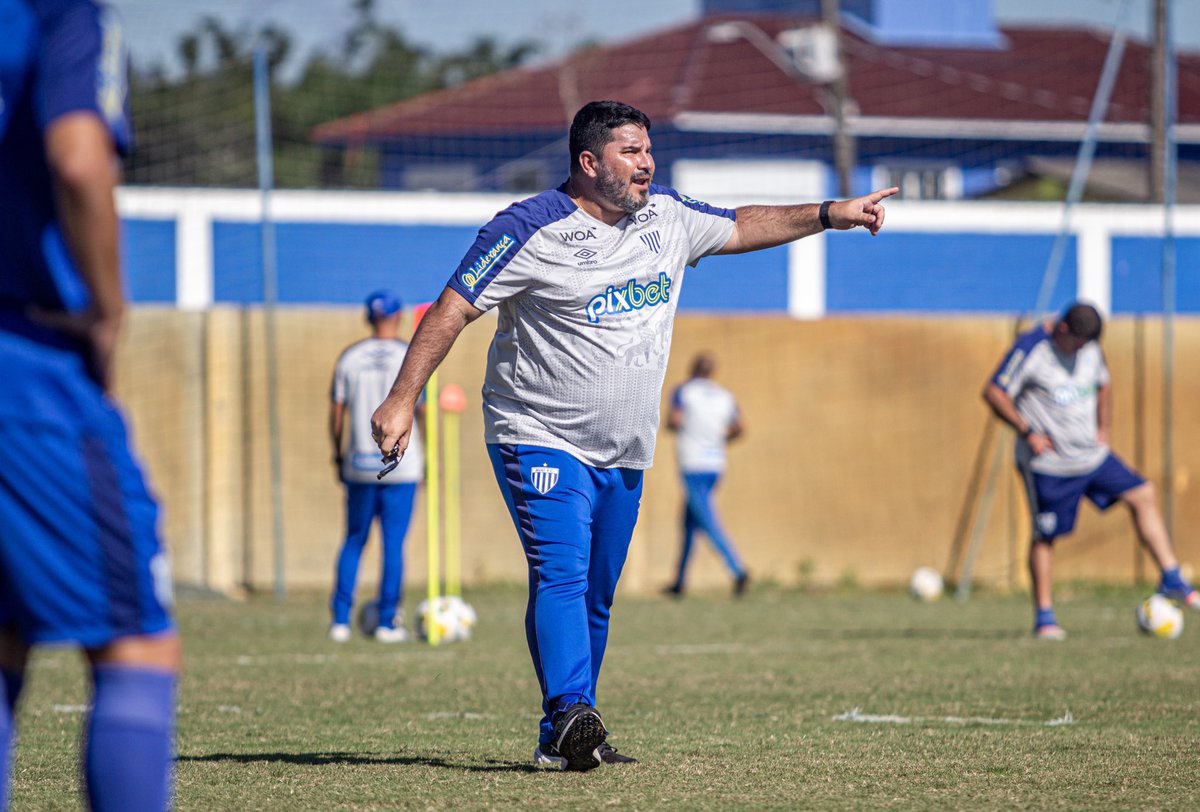 Mesmo com 7 jogos sem vencer, Eduardo Barroca conta com o respaldo da diretoria e será mantido no cargo. [@ND_mais_]

📸: Leandro Boeira/Avaí FC