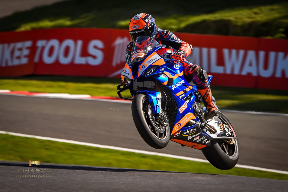 stevegcbr1000's tweet photo. Last couple tonight and I'll stick with @ChrissyRouse Crowe performance BMW @CadwellPark @BellHelmetsUK @rstmoto @OfficialBSB @bennetts_bike @NYRRSC https://t.co/FT594qSQP9