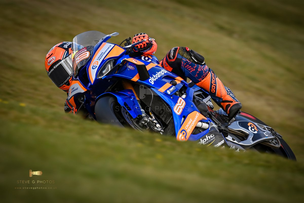stevegcbr1000's tweet photo. Last couple tonight and I'll stick with @ChrissyRouse Crowe performance BMW @CadwellPark @BellHelmetsUK @rstmoto @OfficialBSB @bennetts_bike @NYRRSC https://t.co/FT594qSQP9