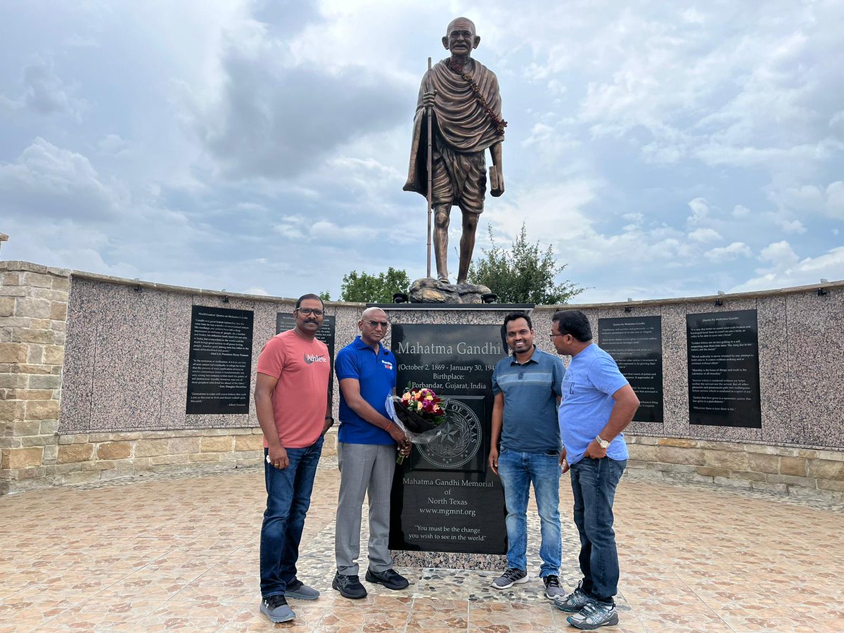RSP4BSP's tweet photo. BSP chief  https://t.co/PmO4LMc3EG Praveen Kumar visited Mahatma Gandhi Memorial at Dallas Texas.
#RSPinUSA https://t.co/b3FNLcVRbt
