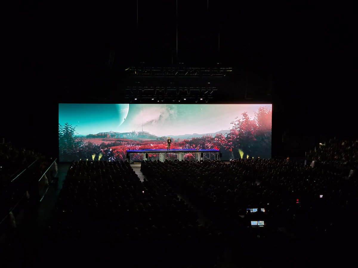 Ablefeet's tweet photo. What an amazing night off @ #horizonslive with the eldest one, having my brain frazzled by @ProfBrianCox in the interest of physics and black holes #physicsiscool https://t.co/AnaRGbNjIk