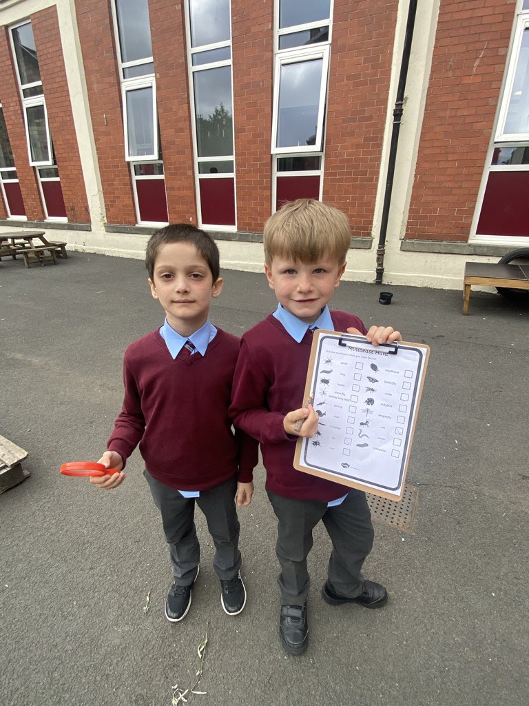 StCharlesGla's tweet photo. During their #OutdoorLearning session today Primary 3/2 went on a #MinibeastHunt, sorted living and non-living things and sketched some plants. #Biodiversity #OutdoorLearningFramework @CLOtC https://t.co/whRhpNz8Uh