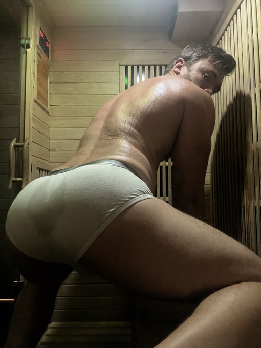 Online for a little HUMPDAY fun 😜 https://t.co/QcjPrtx1OU