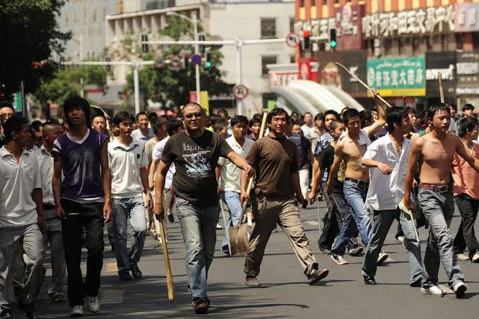 termin_2014's tweet photo. @SpokespersonCHN The #CCP let Han #Chinese killing #Uyghurs in #urumqi 2009 . @mbachelet @UNHumanRights https://t.co/b6BVFe7Ulh