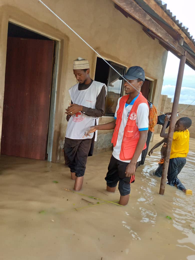 NRCS_Adamawa's tweet photo. Flood have divasteted some parts of #yolasouth
today 31/8/22 as a result of heavy rainfall. The #NRCS volunteers are tiredlesly providing emergency support. @nrcs_ng @ICRC https://t.co/mcRVMf8FWI