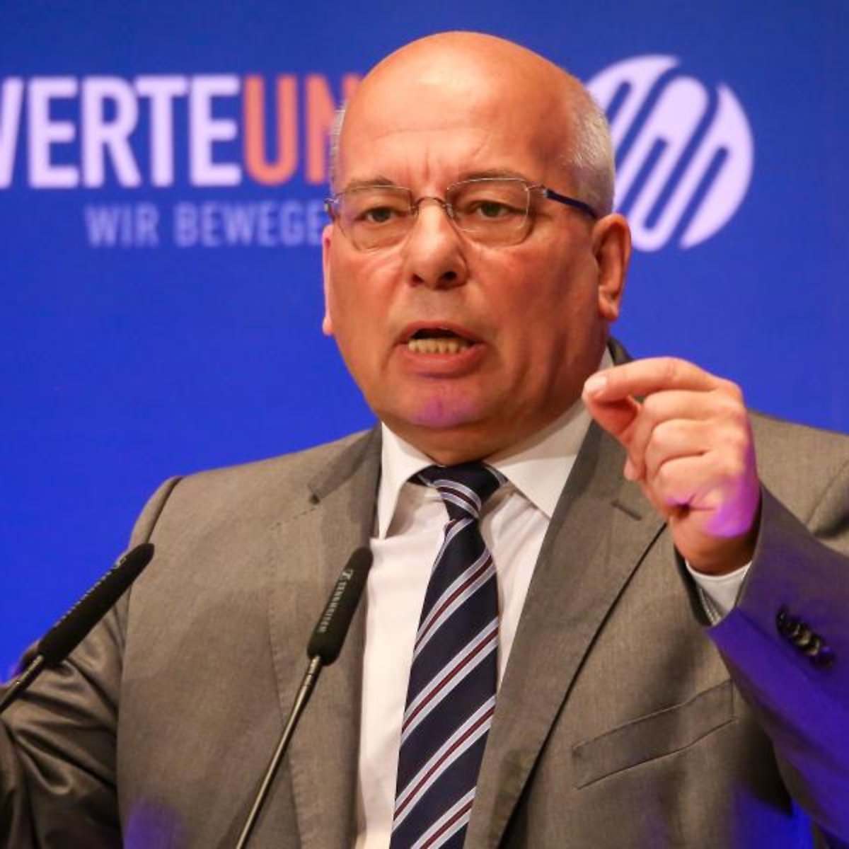 multitalentfrey's tweet photo. @RND_de Puh, ein Glück. Wenn klar ist, dass die beiden Beamten nur #Komparsen gewesen sein können, dann ist ja alles gut! Alles andere wäre ja absurd!
#Polizisten müssen Vorbilder sein!
🥦
#Cannabis
#EntkriminalisierungSofort
#Legalisierung
https://t.co/w0mLjdHMvU https://t.co/gZ5ur2ZRik