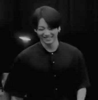 hourlytkhands's tweet photo. The smile                          The reason https://t.co/gZvRY451pL