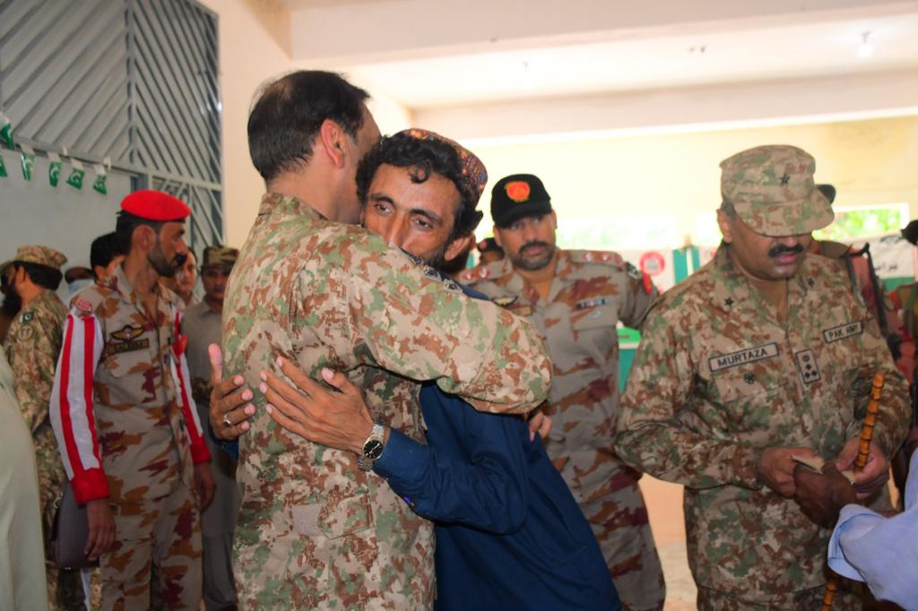 syeda_302's tweet photo. میرے ماں، باپ، بھائی، بہن، بیوی، بچے
ان کی آنکھوں میں آئے اشک نہ دیکھنا 
ان کے چہرے پر چھائے فخر و وقار دیکھنا
@OfficialDGISPR 
@iqra_2s 
#TeamISP 🇵🇰✨🥀🔥 https://t.co/MtuztcPtJZ