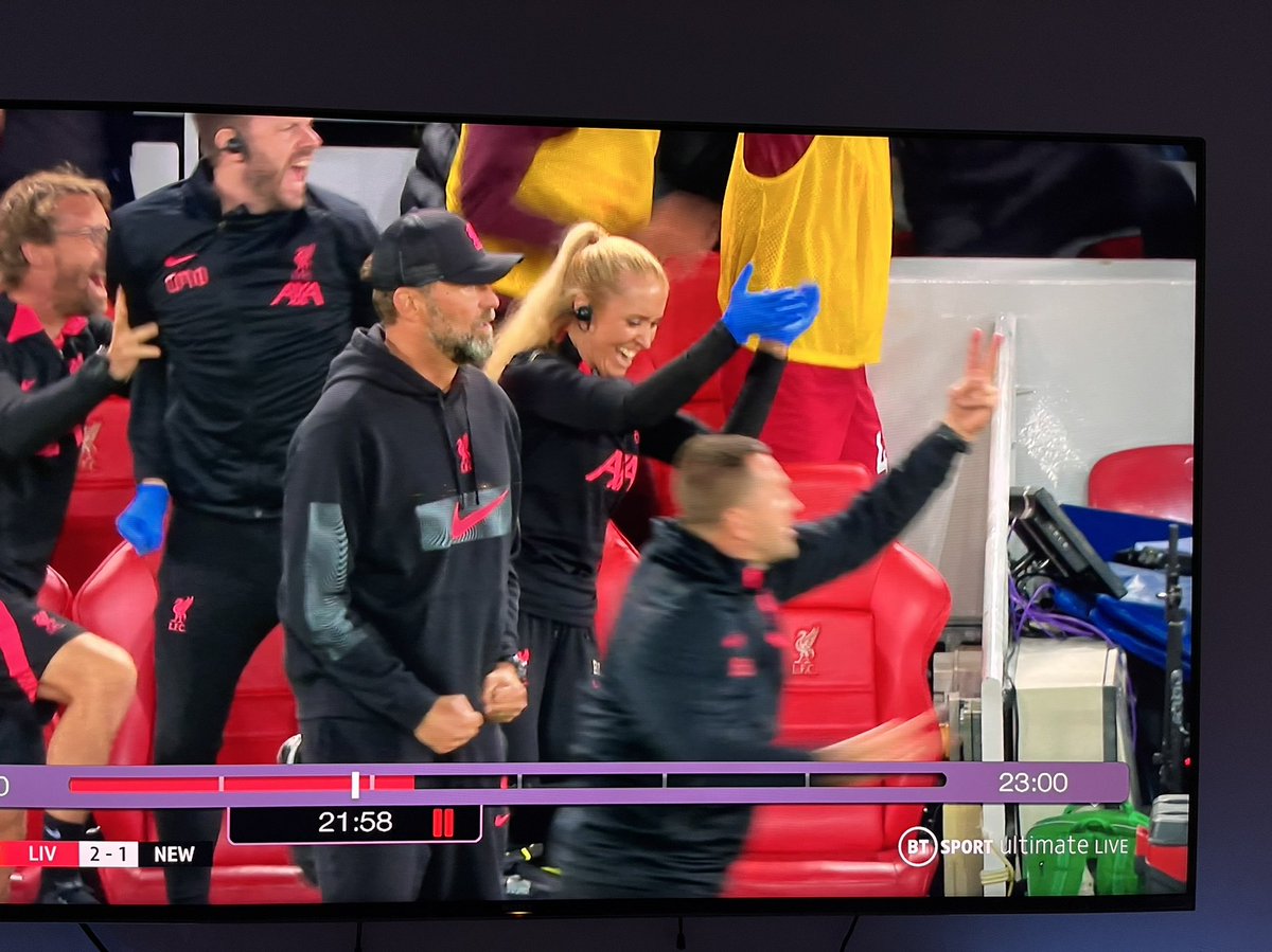 Fm_Sam's tweet image. I understand the heat of the moment……but really! Don’t think is appropriate to give the opposition team bench the V sign #LIVNEW #respect