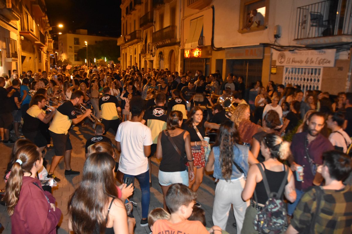 AjTorredembarra's tweet photo. 🎉 El correbars de l'Agrupació de @ballspopulars de #Torredembarra amb la Txaranga @Tocabemolls han pres aquesta nit els carrers de la vila #FMTdb

📷 Anna F. https://t.co/3ceuQcgOTa