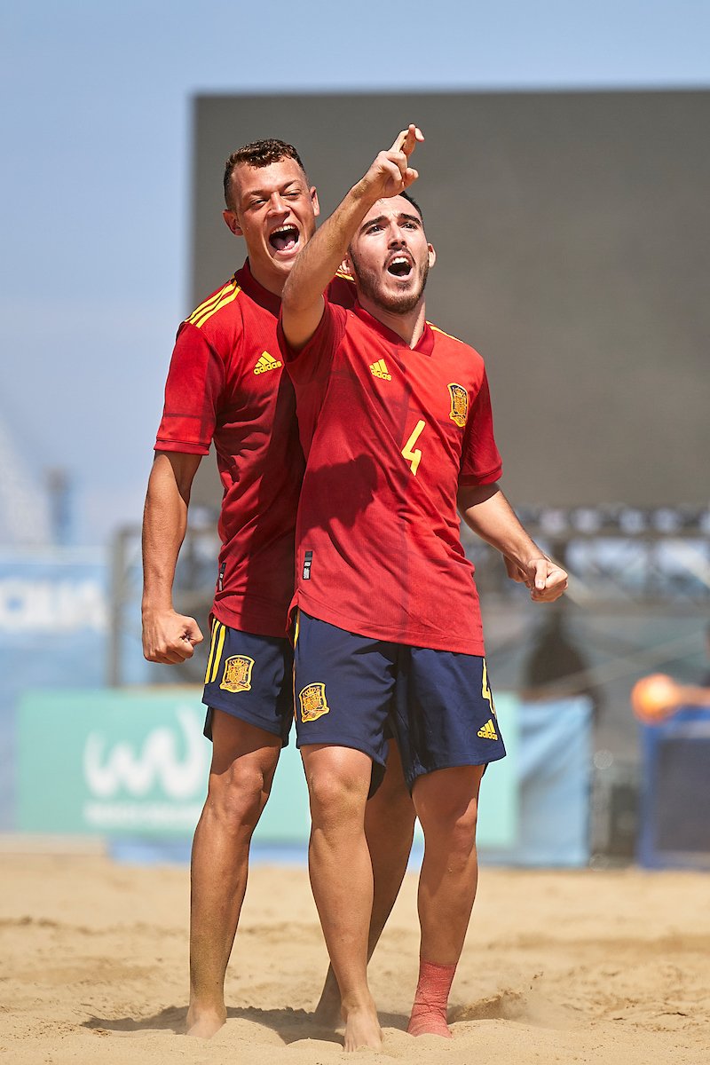 FutbolPlayaRFEF's tweet photo. ✌🏽 La @SEFutbol Playa ⚽️🏖 logra su tercera victoria en el
#AWBGEuropeanQualifier 🇪🇺

⚔️ España 🇪🇸 6️⃣-4️⃣ 🇹🇷 Turquía

⚽️ Con goles de @ChikyArdil (2), @kuman_santiso, @Joseeariaas, @Cassanobeas y @franmejias10

🇩🇪 Alemania nos espera en cuartos de final 💪🏽

#FútbolPlayaRFEF ⚽️🏖 https://t.co/vn9bpuODpb