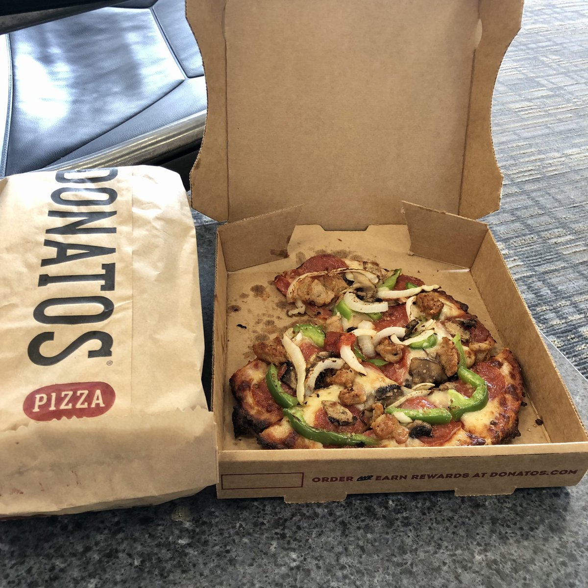 sparkplugcoach's tweet photo. Dinner! Donato’s pizza - so good. Recommended! #pizza @Donatos @columbusairport #sogood #recommended #dinner #simpleeasures #grateful @SouthwestAir https://t.co/xfuBEDV2X5