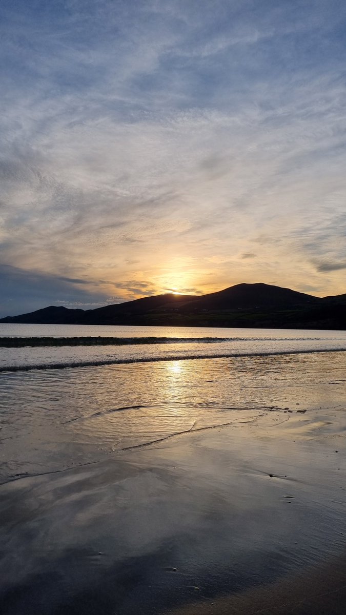 PeterDoingLife's tweet photo. The sun setting on another beautiful day in County Kerry

#InchBeach #countykerry #dingle #kerry #ireland #emeraldisle https://t.co/DtxJ3bouTz