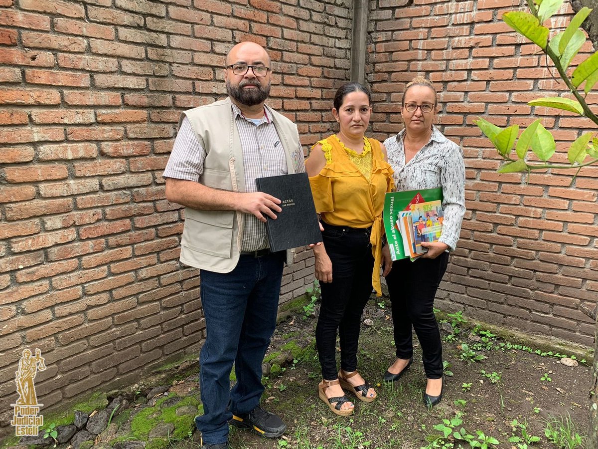 El Juez Local Único de la Trinidad - #Esteli, Dr. Edgar Argueta Orozco, nombro a la Sra. Zayda Fuentes Castro de la comunidad de las Tablas, como nueva Facilitadora Judicial que brindará el servicio a la comunidad.

#PoderJudicialEsteli
#FacilitadoresJudicialesNic