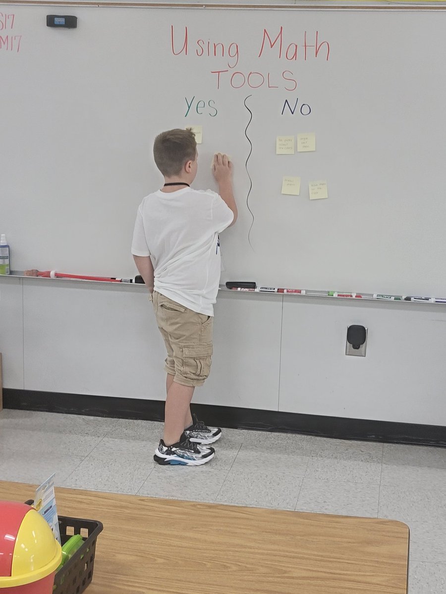 beth_seese's tweet photo. Deciding how to/not to use math tools #manipulatives #3rdGradeFun @claremont_elem #NoBeariers https://t.co/eajw93IIZ8